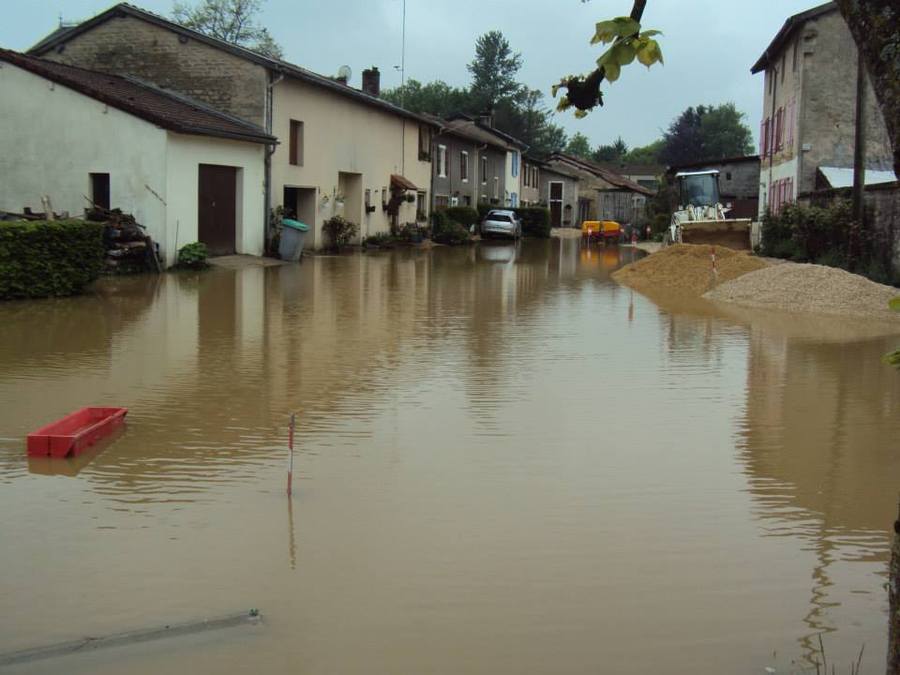 Rue inondée par la Lieuse, Laneuville sur Meuse