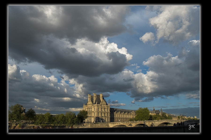 Beau ciel de traine sur le Louvre